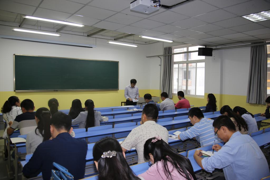 公司举行新进教师试讲活动